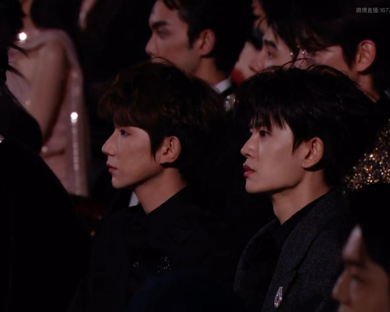 吃饭暂停 看帅哥  