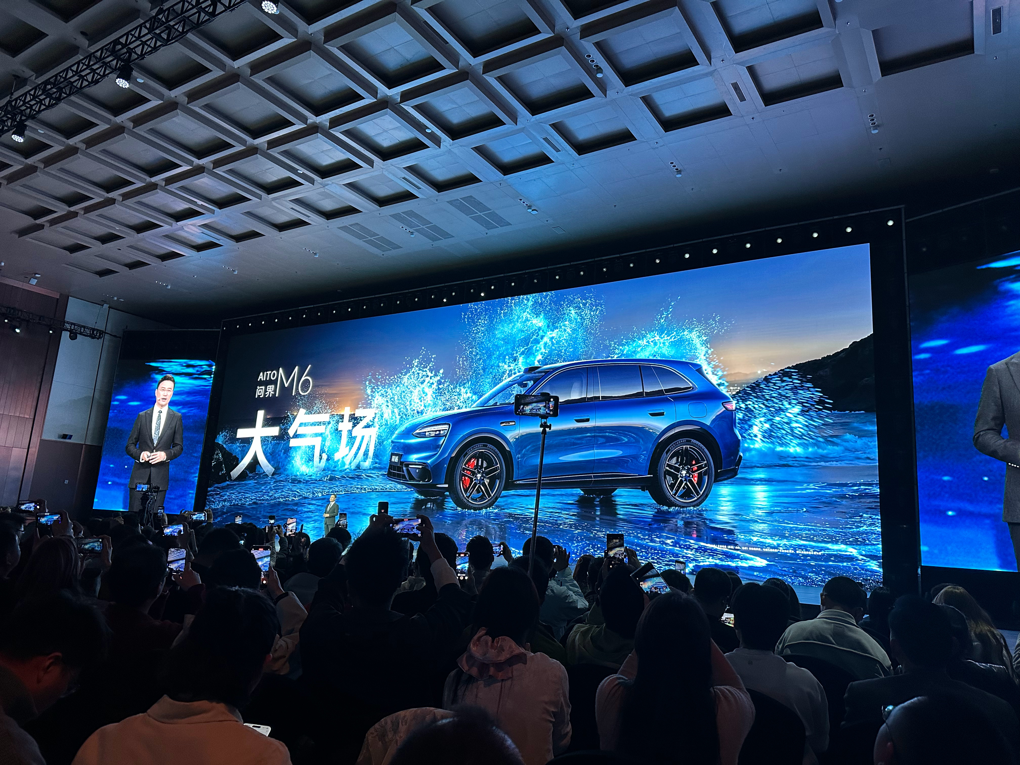 想送一台给一位漂亮女生，你们说买哪个？问界M6 26.98w起尚界Z7 22.9