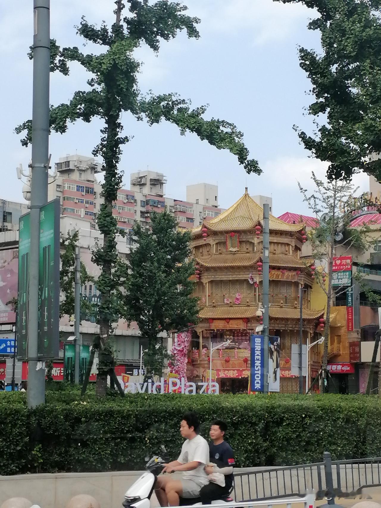 发一张图片，让我猜出你在哪里拍的提示一下，这是位于郑州繁华街道上的一个黄金店铺。