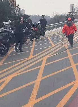 真是恶心！这也叫骑士？跟流氓有什么区别？

这一幕看得让人血压飙升！一男子骑摩托