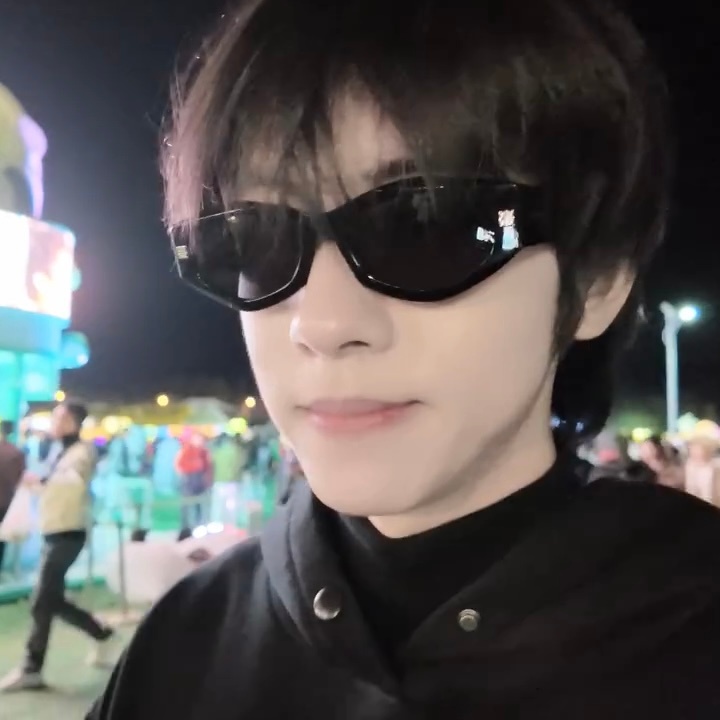 🕶️铮兔新照流出 