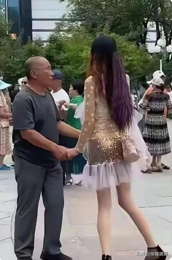 夏日生活打卡季金条再我们森林公园溜达，远远看见一位大叔搂着年轻姑娘，一开始还羡慕