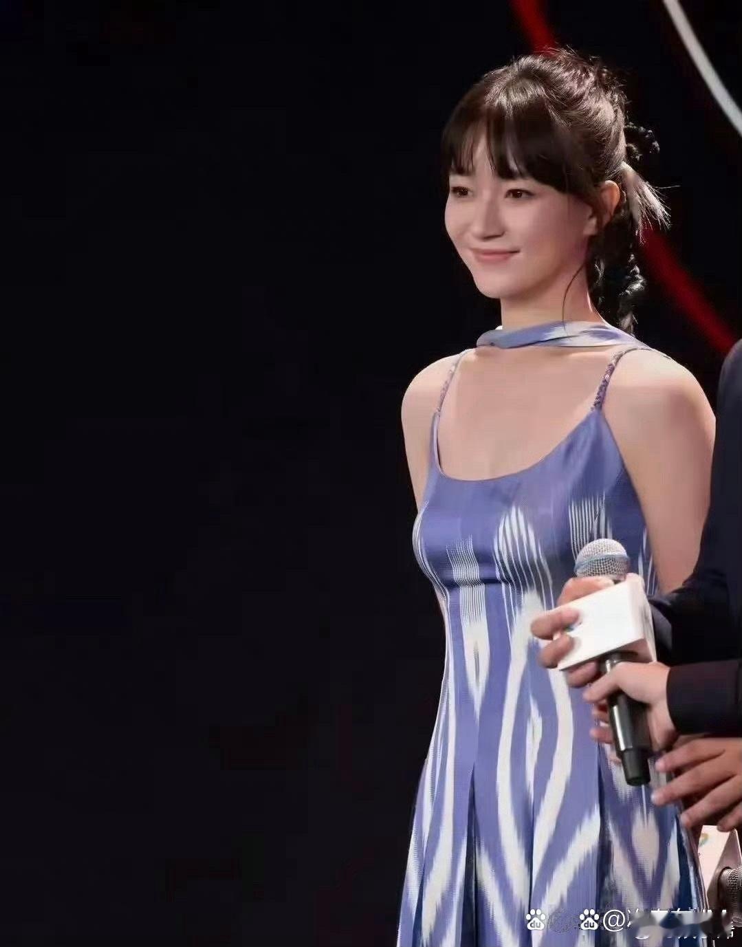 第一次看焦俊艳穿小礼服裙哈哈哈忘不了她在综艺里的表现 ​​​