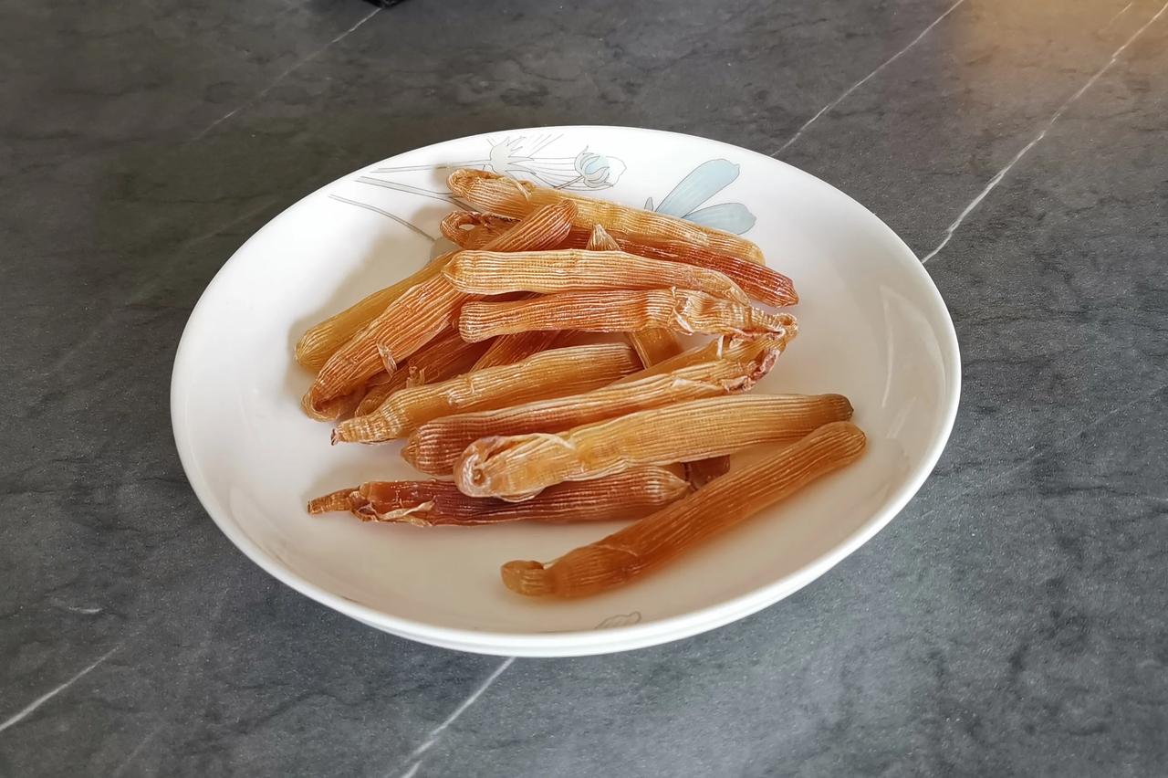 这个还是今年春节后从广西带回来的，叫什么忘了，只记得是海产品，好像还不便宜。
在