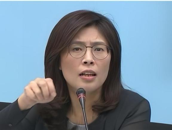 万万没想到，台湾省时事评论员郑丽文竟然抛出了这么犀利的问题！她问道：“如果有一天