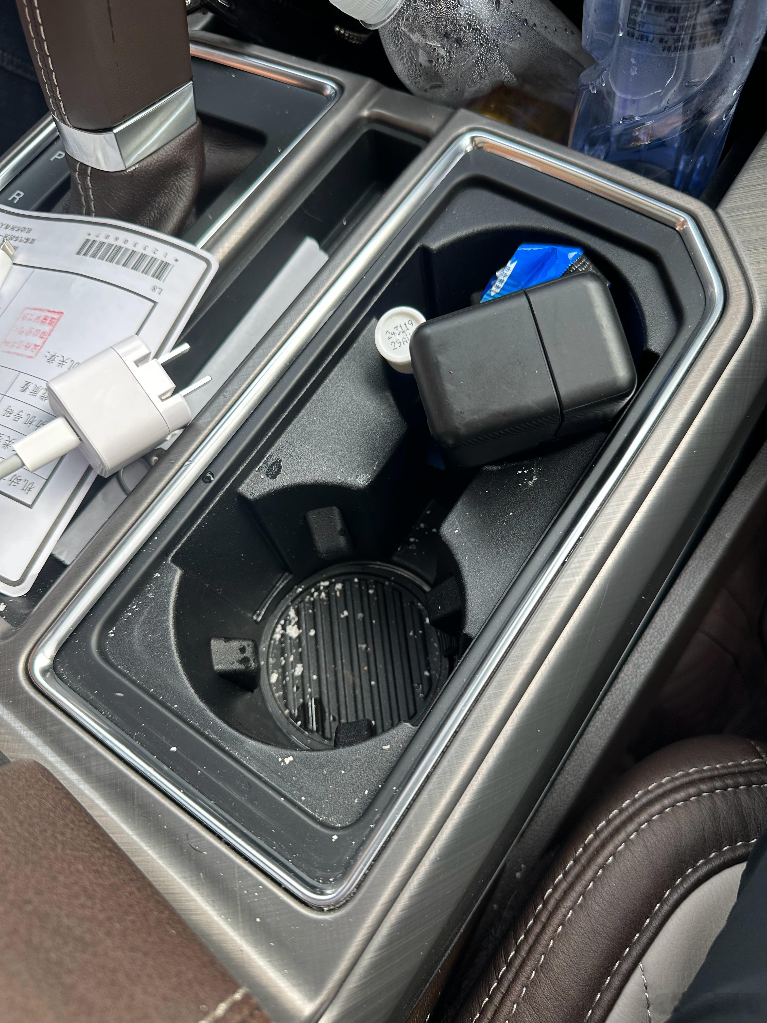 真正受不了车里面抽烟 尤其是这种公里数很少的孤品车[泪] ​​​