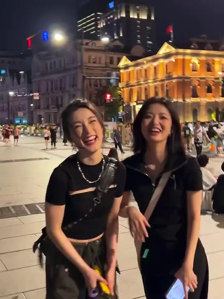 世界破破烂烂 幸好有好朋友缝缝补.  爱是离不开