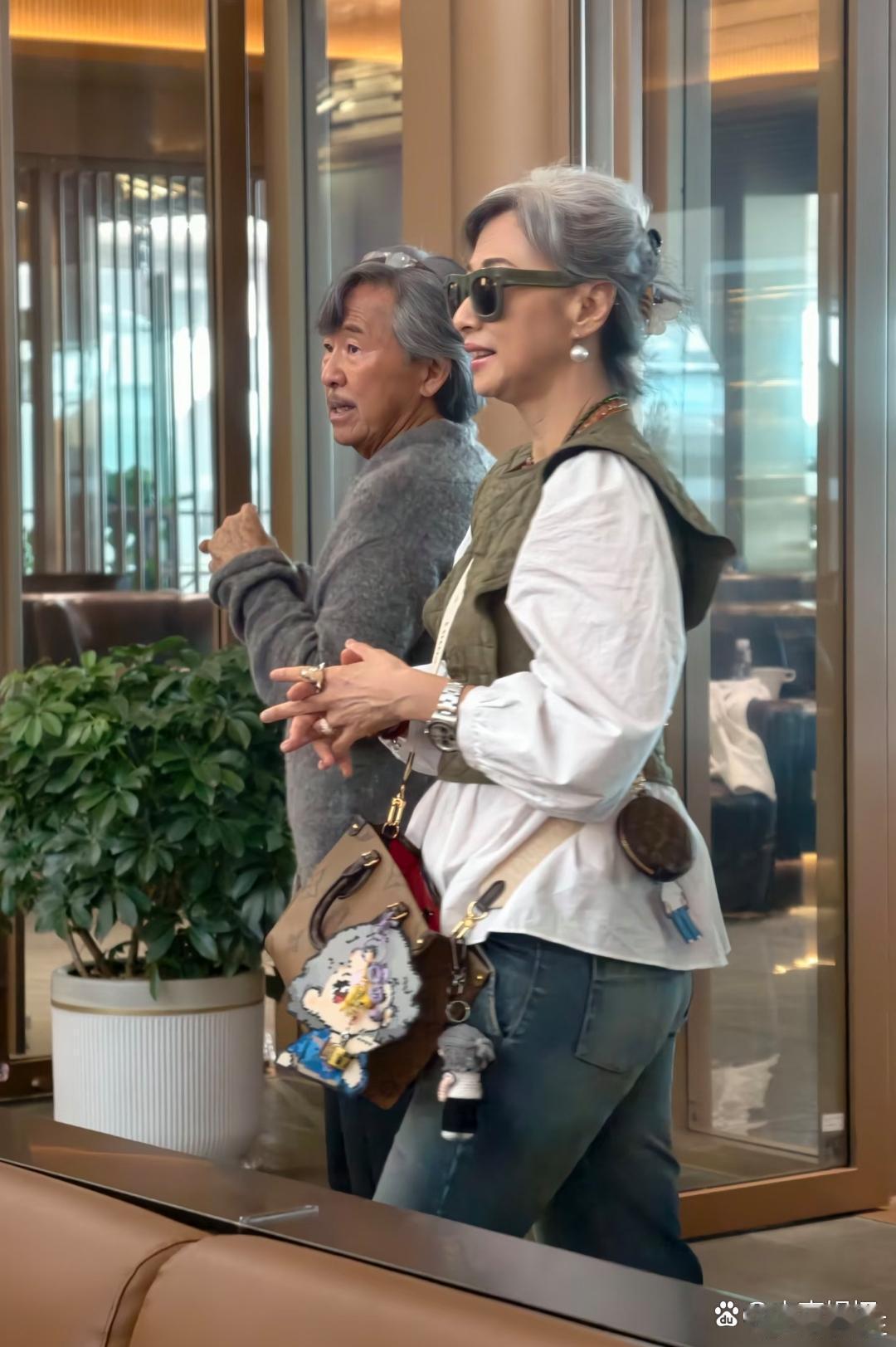 79岁林子祥和65岁叶蒨文现身西安机场，夫妻俩坐在休息沙发上，非常悠闲！他们两个
