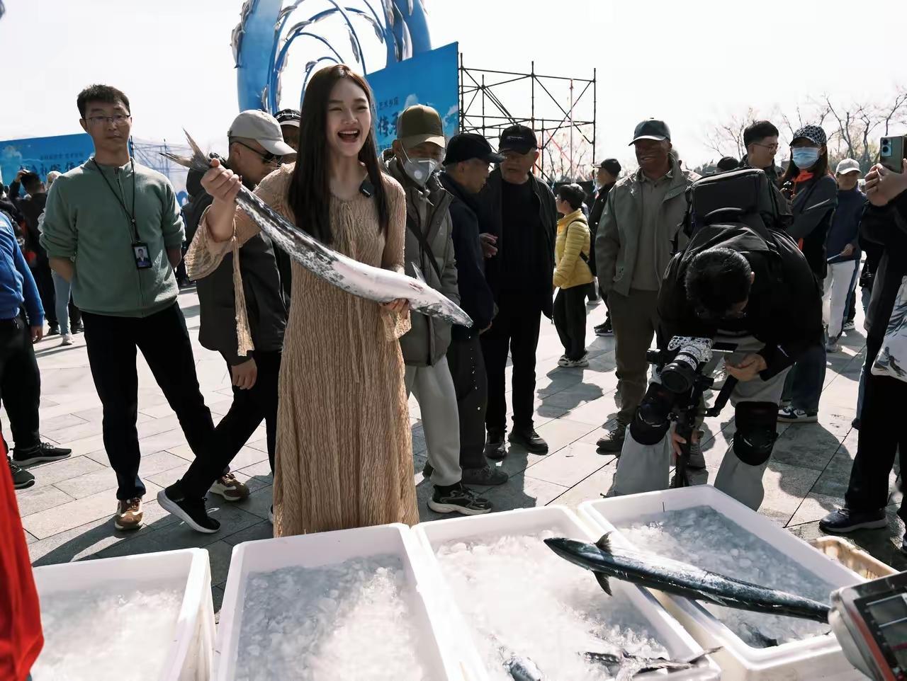 春风送暖，鲅鱼飘香！4月12日，青岛2026第二十二届沙子口鲅鱼节开幕，以“鲅鱼