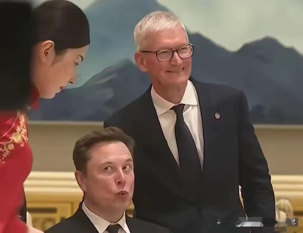 实在让人想不明白，为什么库克也要跑去跟马斯克合影呢，要知道他们两个人都美国知名的