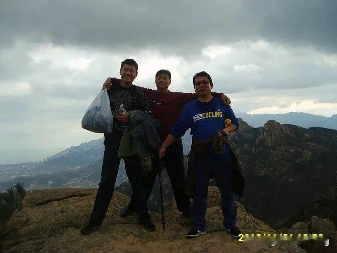 戒烟才两天满嘴泡
这十年爬了数不清的大山，这心思年龄大了把烟戒掉，才尝试了两天就