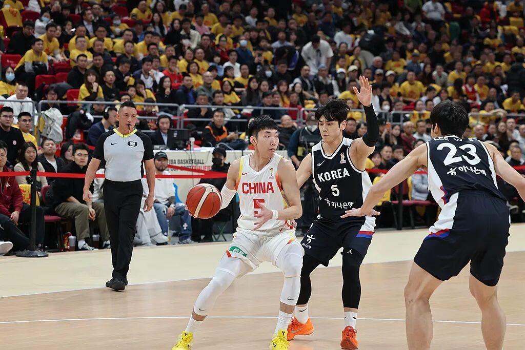 你们帮我看看，这还是那支在亚洲杯一分惜败澳大利亚的中国男篮吗？在今天男篮世界杯亚