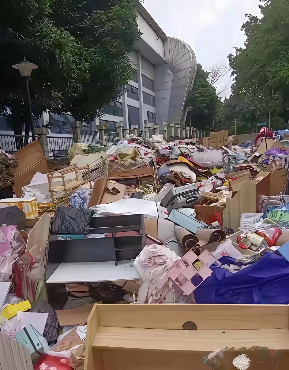 现在的大学生，毕业了怎么像是“不过了”呢？这是要个学校断绝所有关系吗？
