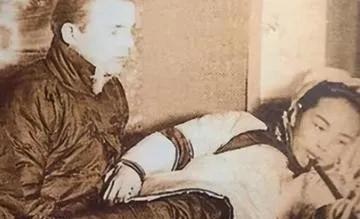 1938年一天夜里，日本特务葛海禄在追击东北抗日联军时突然性瘾大发，便偷偷从样子