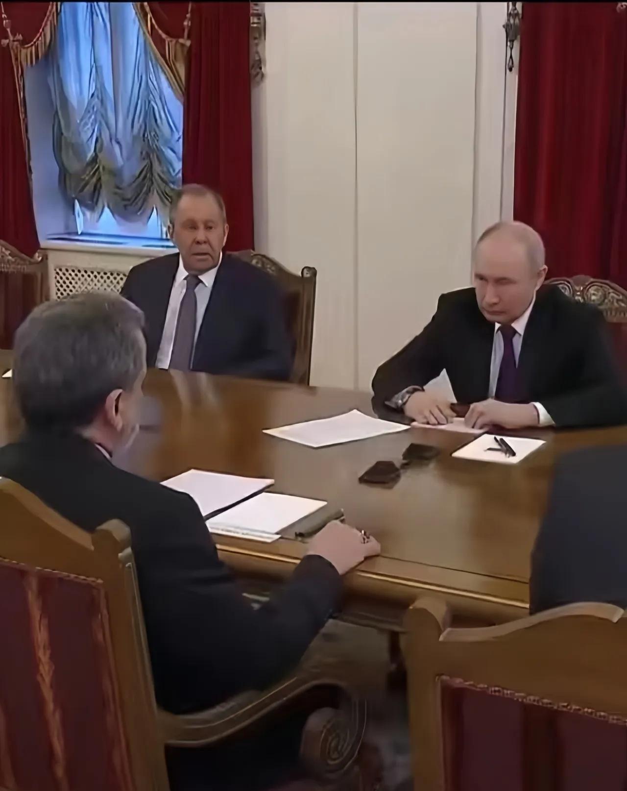 今天早上刷到新闻，巴基斯坦总统扎尔达里冒雨在韶山给毛主席铜像献花。他前脚刚走，莫