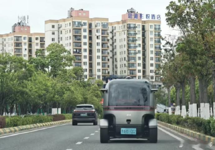贵州第一条无人驾驶公交线开通 这雨夜晚上搭公交车，不知道第一次上车的人会不会吓一