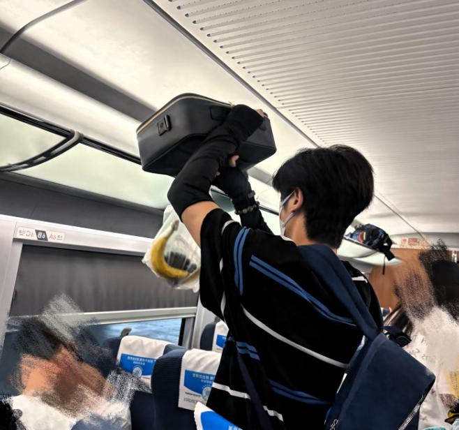2025年暑运期间，一趟南下高铁车厢内，一段真实见闻在网络引发海量讨论。
 
一