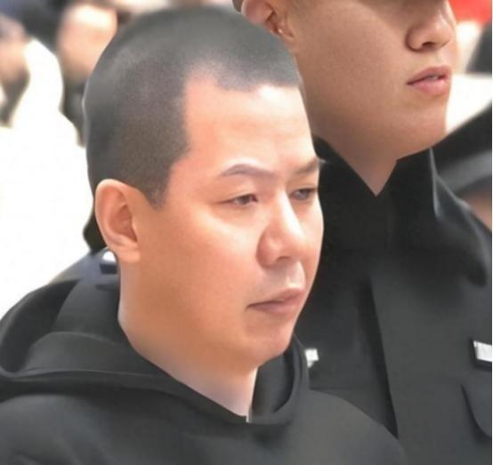 2013年，山西黑老大“小四毛”被妻子捞出监狱。出狱后，这个敛财12亿、坐牢像度