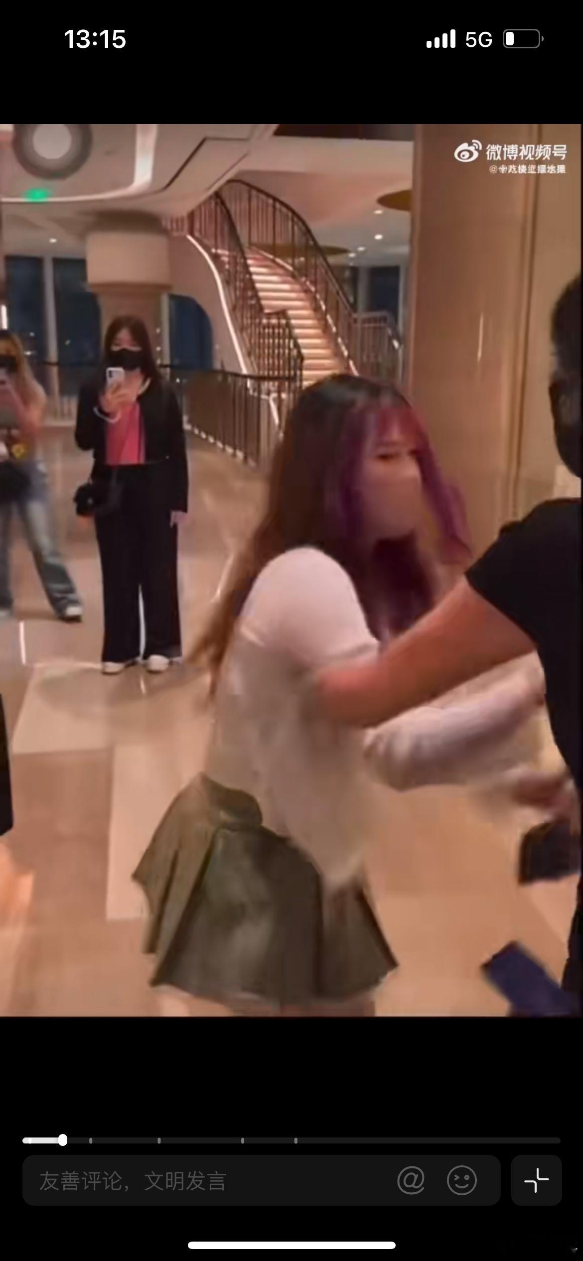 王橹杰 私生，王橹杰近期在成都休假外出，与同伴、家人逛街时，遭遇私生尾随偷拍，相