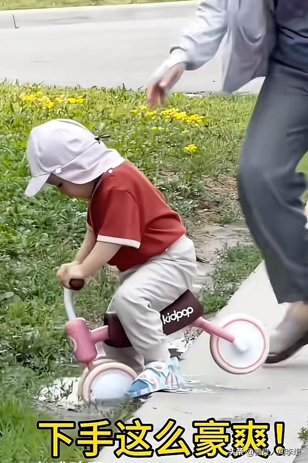 孙子调皮，奶奶该不该打！

小孩子调皮不知道什么是危险，对什么都充满了好奇！
