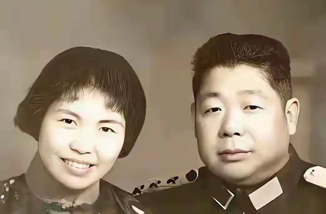 1955年授衔后，陈锡联将军与妻子王璇梅的合影。王璇梅是陈赓大将夫人王根英的妹妹