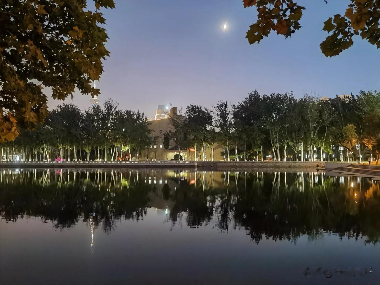 新开湖的秋夜（摄于南开大学八里台校区）