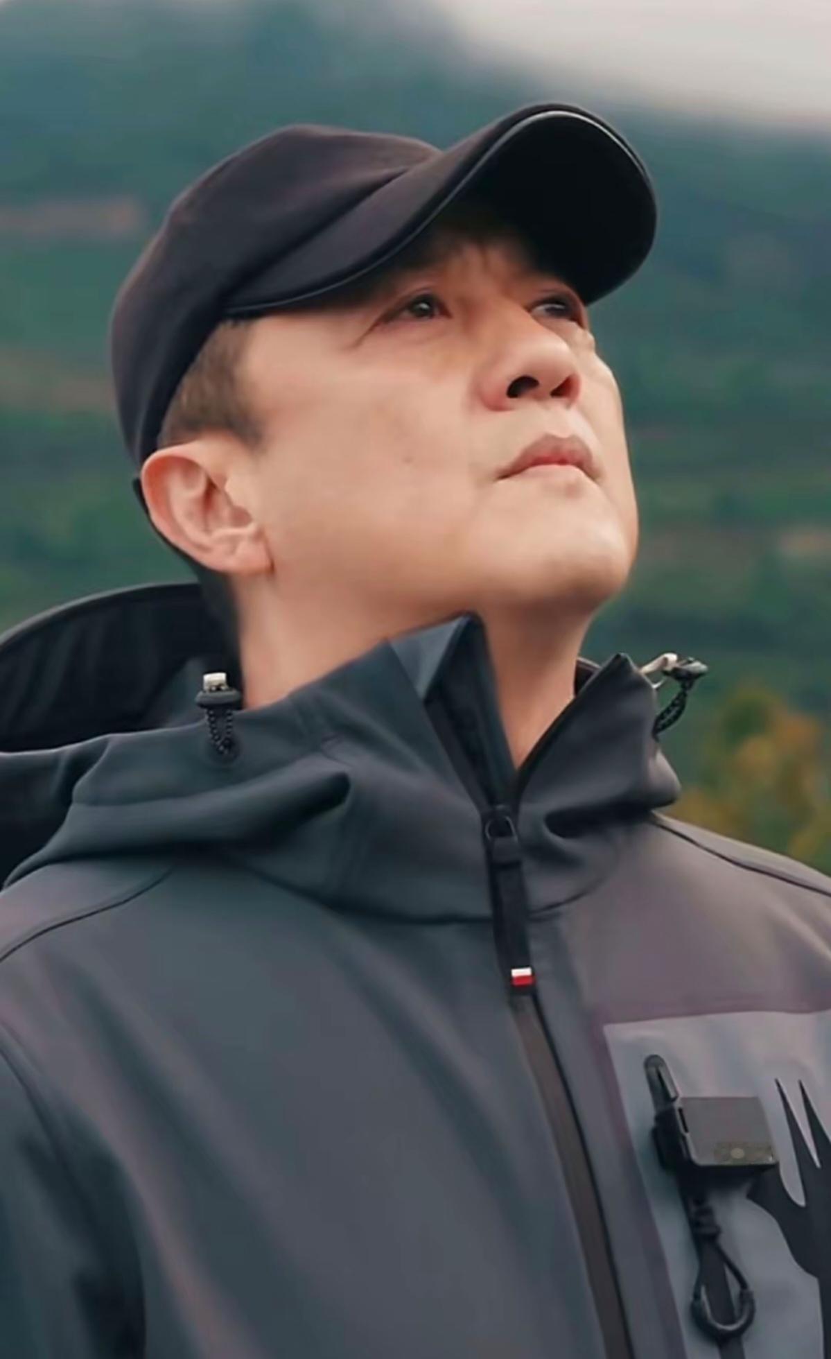 李亚鹏，把半生时光都耗在了慈善里。日子过得潦草，吃穿从不上心，衣衫磨出破洞也不在