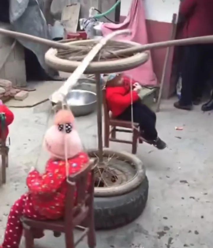 奶奶带娃的智慧，是在留守农村的孩儿，也想做城里的旋转木马的快乐，奶奶于是乎就就地