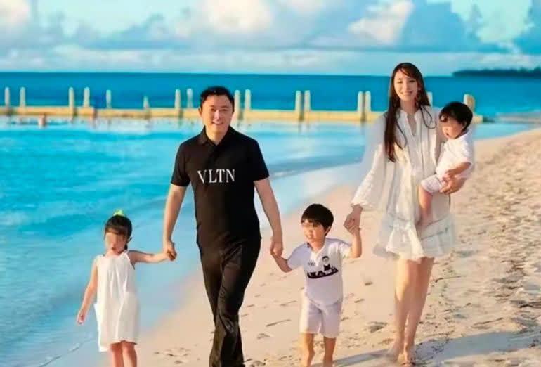 吴佩慈又怀孕了，这次她因为怀上五胎冲上热搜，不意外地又受到了群嘲。[黑线]

虽