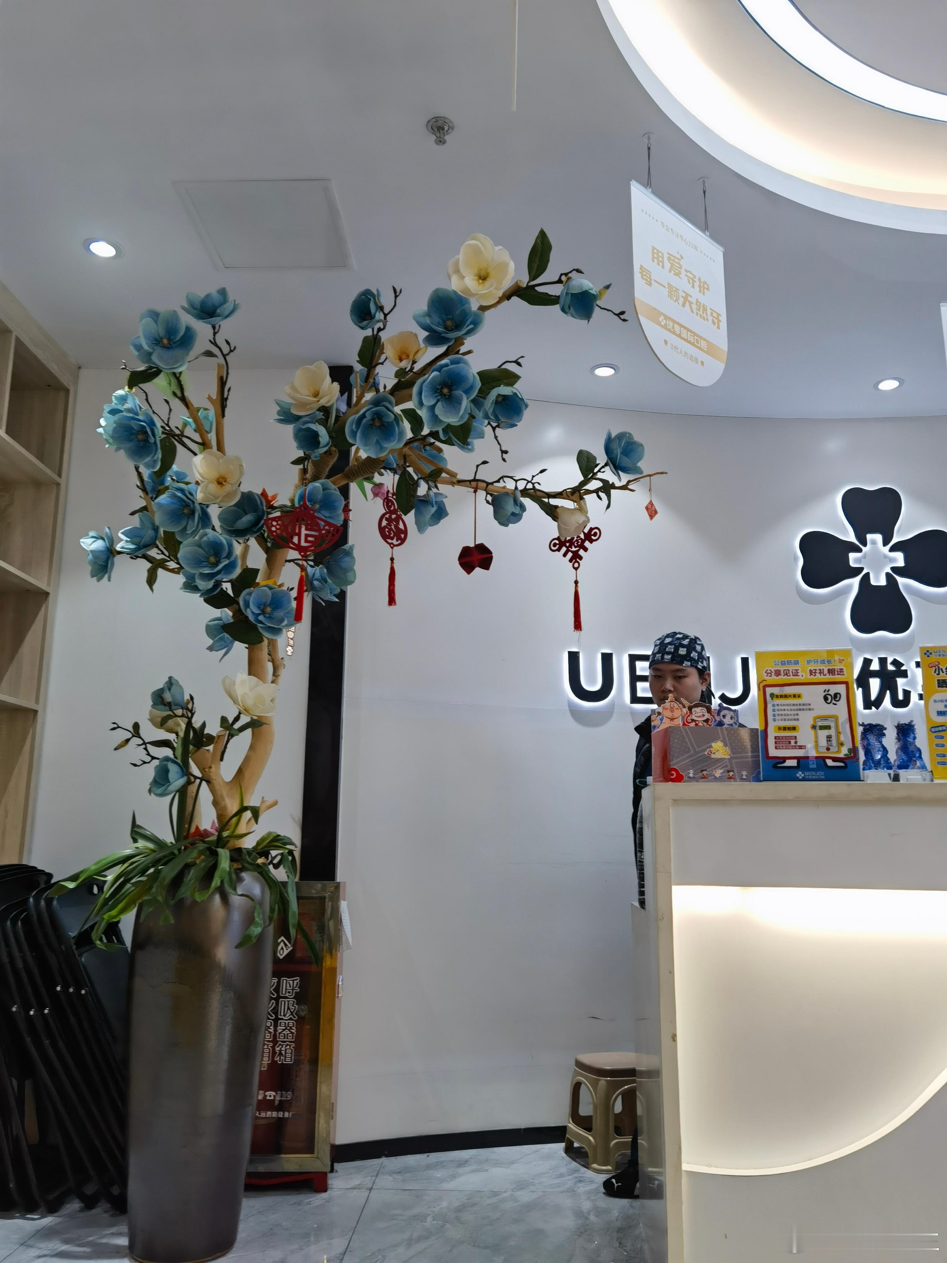 补牙您听听这事儿，小女刚满六岁，那口牙就跟糖结了仇似的。现在的孩子，哪像咱们那会