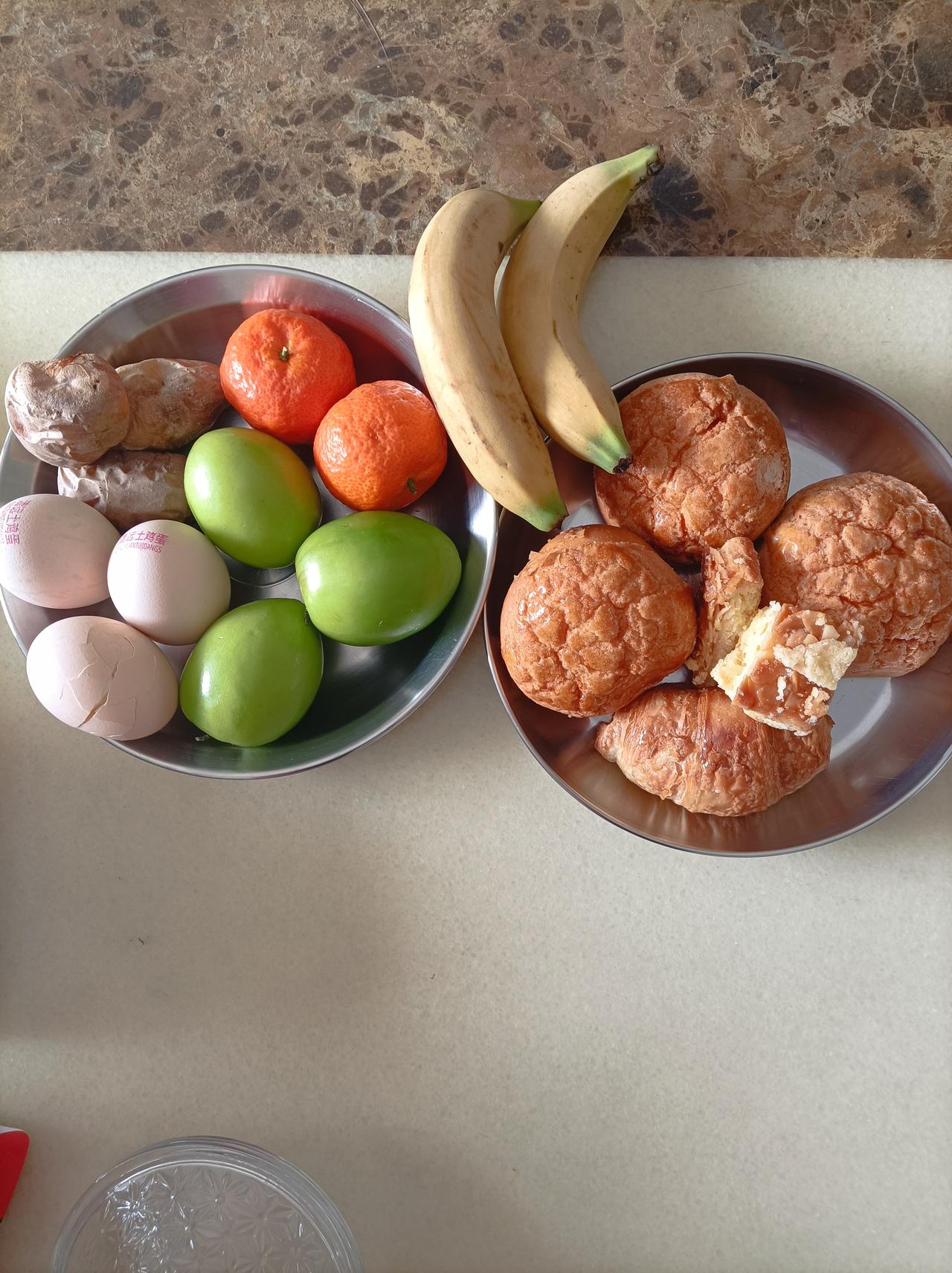 (3)上个周末，儿子，儿媳妇和同事出去吃自助餐，叫我们一块儿去，老头说吃自助餐太