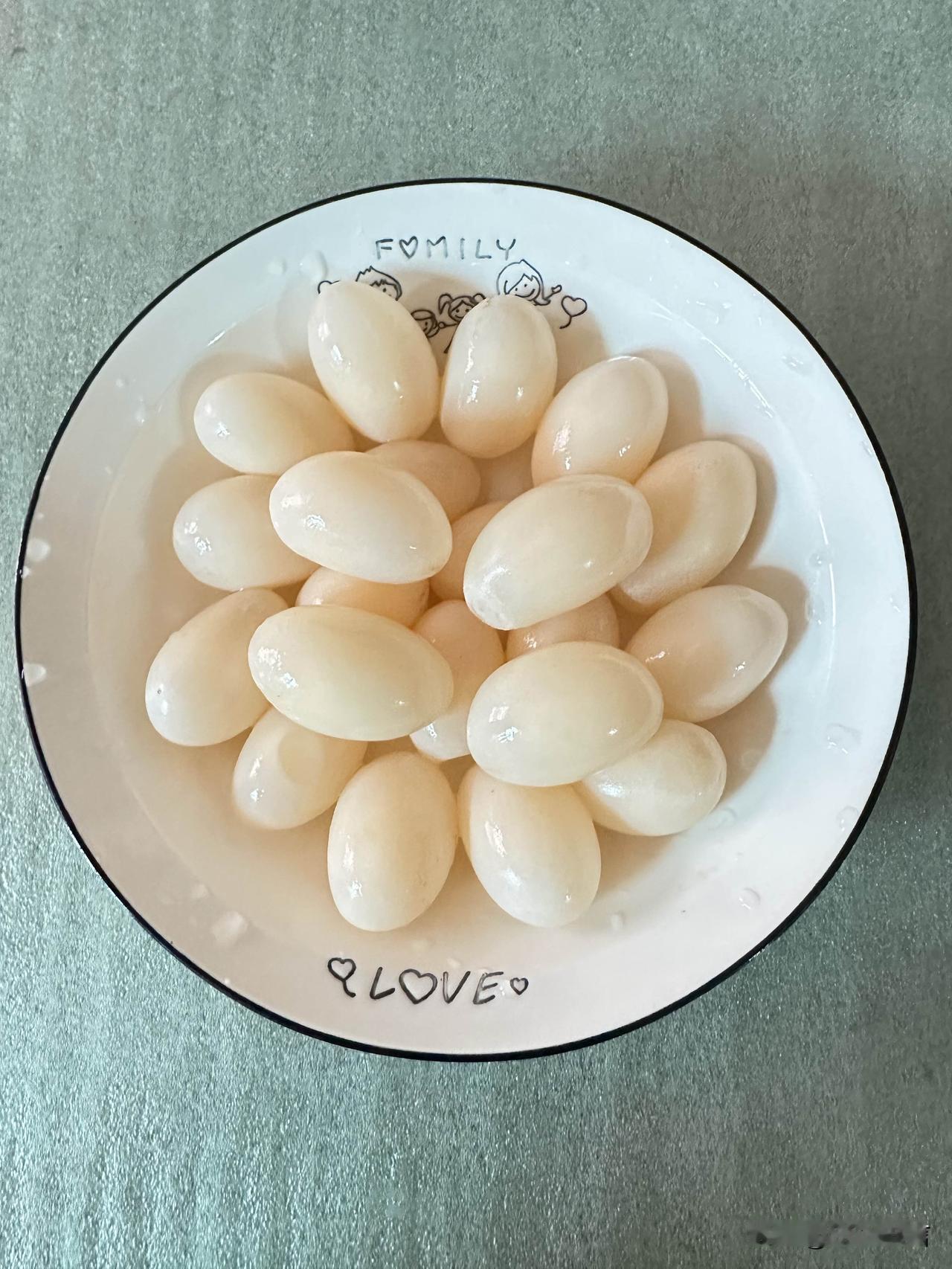 今天家里的乌龟顺利产下一窝龟蛋，养了近三十年了，自产蛋以来这次它产蛋最多的一次[