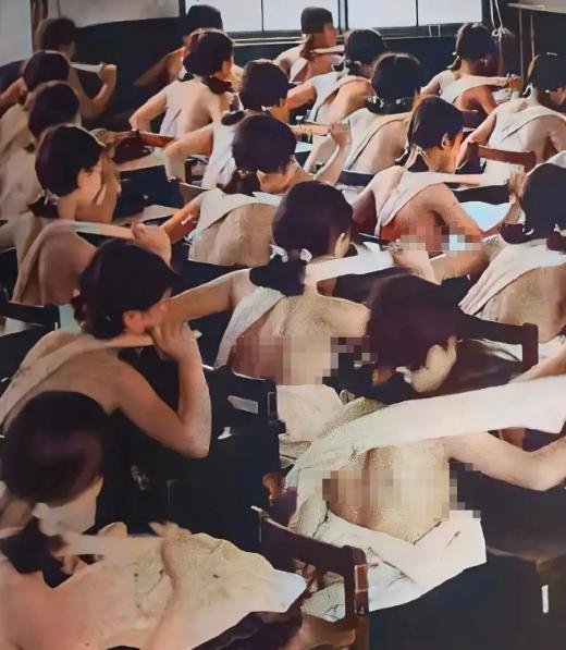 1938年，日本国内，高中生上课一丝不挂地接受军国主义的熏陶时，留下的老照片，镜