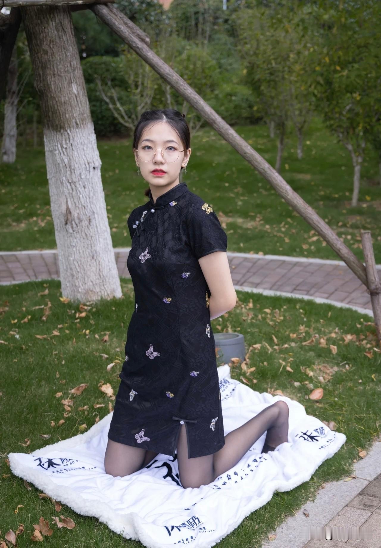 想象一下，一个女孩坐在公园的毯子上。她穿着黑丝，膝盖弯曲着，整个人十分松弛。也许