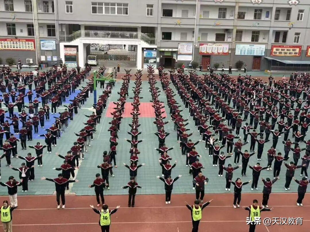 年 3 月全面推行学生课间操、教师健身操，以阳光体育践行五育并举，打造健康校园。