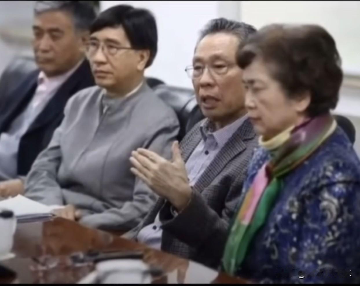 疫情开始时，最早上报疫情的是湖北省中西医结合医院呼吸与重症医学科主任张继先。20