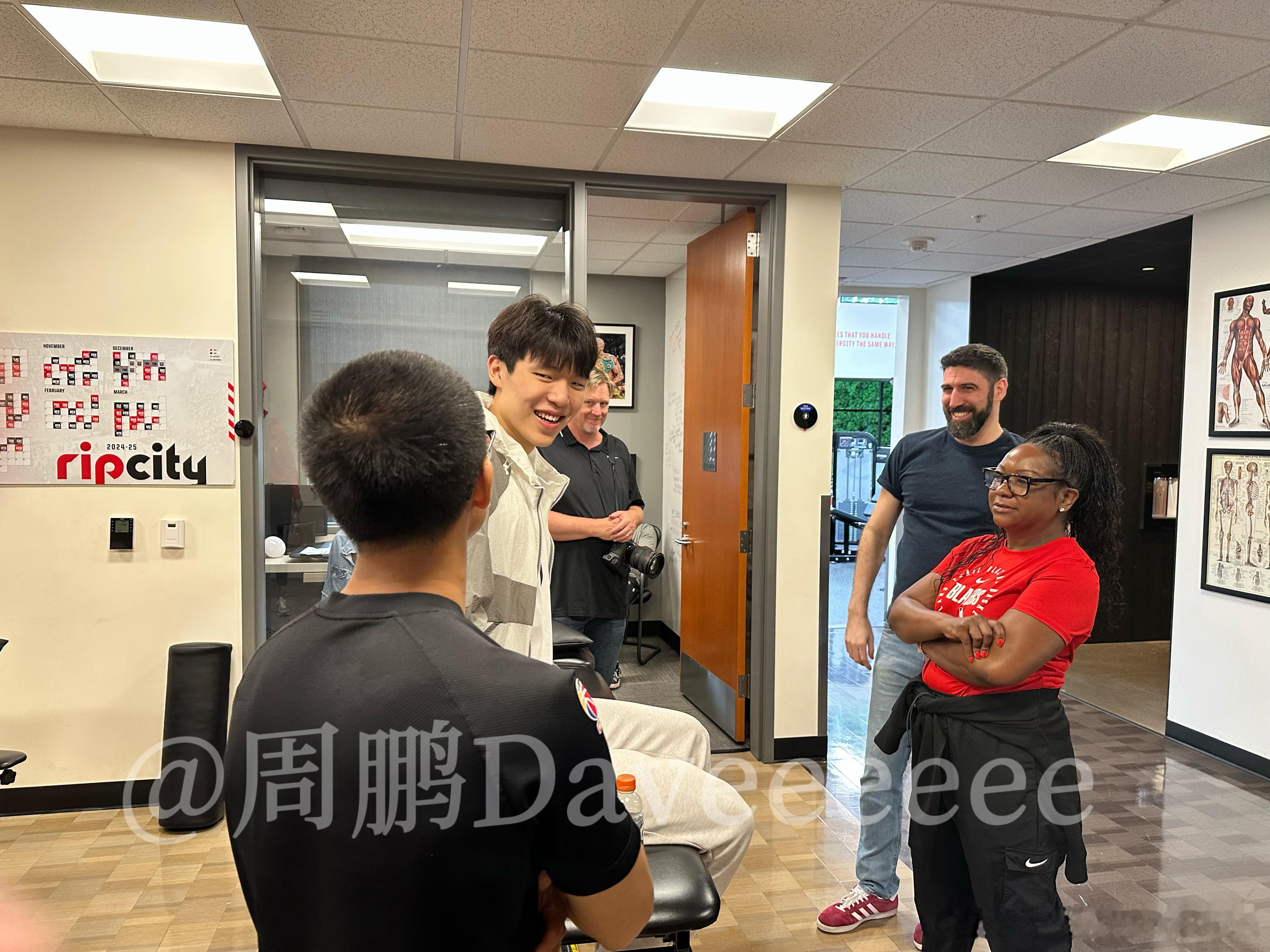 在杨瀚森加盟开拓者的官方发布会之后，球队带着大家一起参观了整个开拓者训练中心，各
