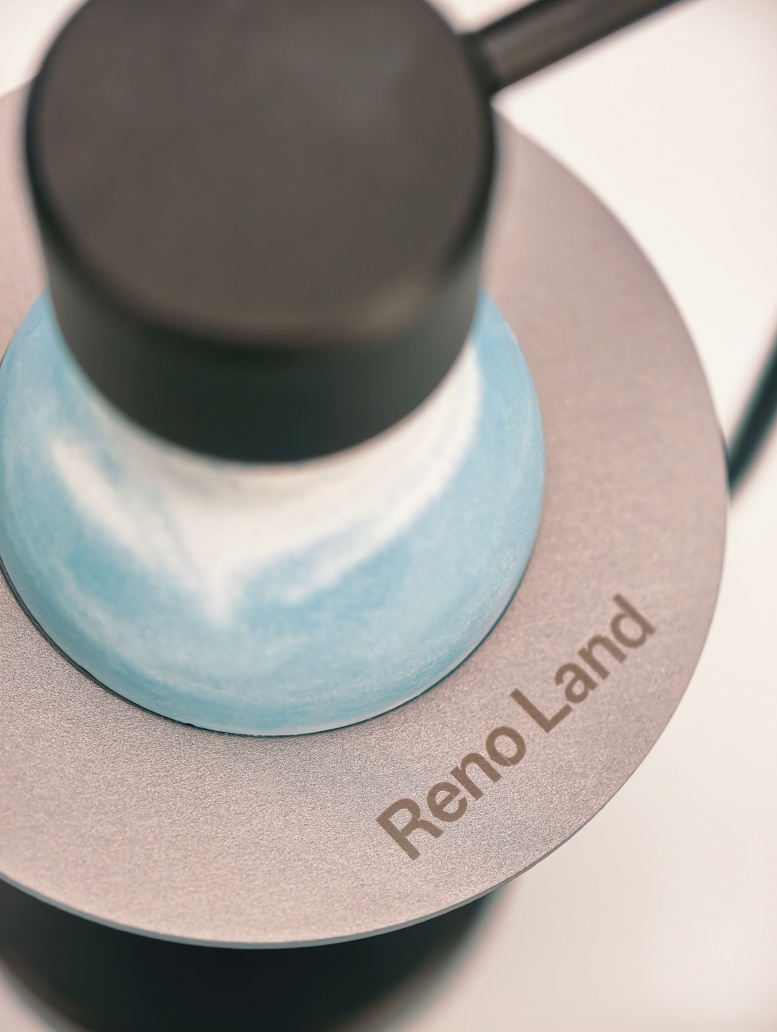 OPPO Reno16的邀请函，送了一个可以磁吸悬浮的行星扩香器，很搭「怦然星动