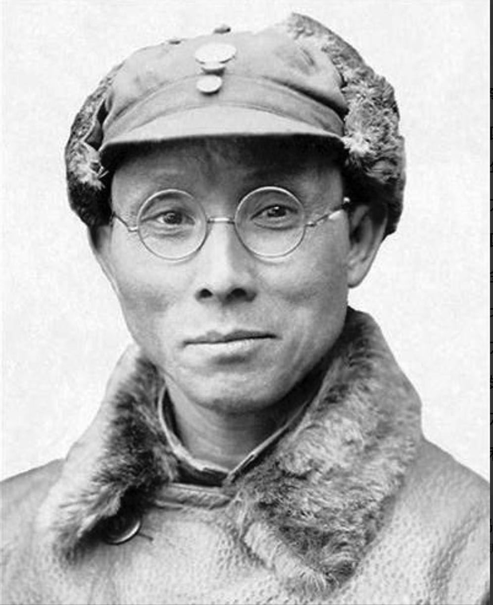 1941年，邓毅生狱中谋划越狱，忽听有人低语：“你不姓李，你姓邓，对吧？”他心头