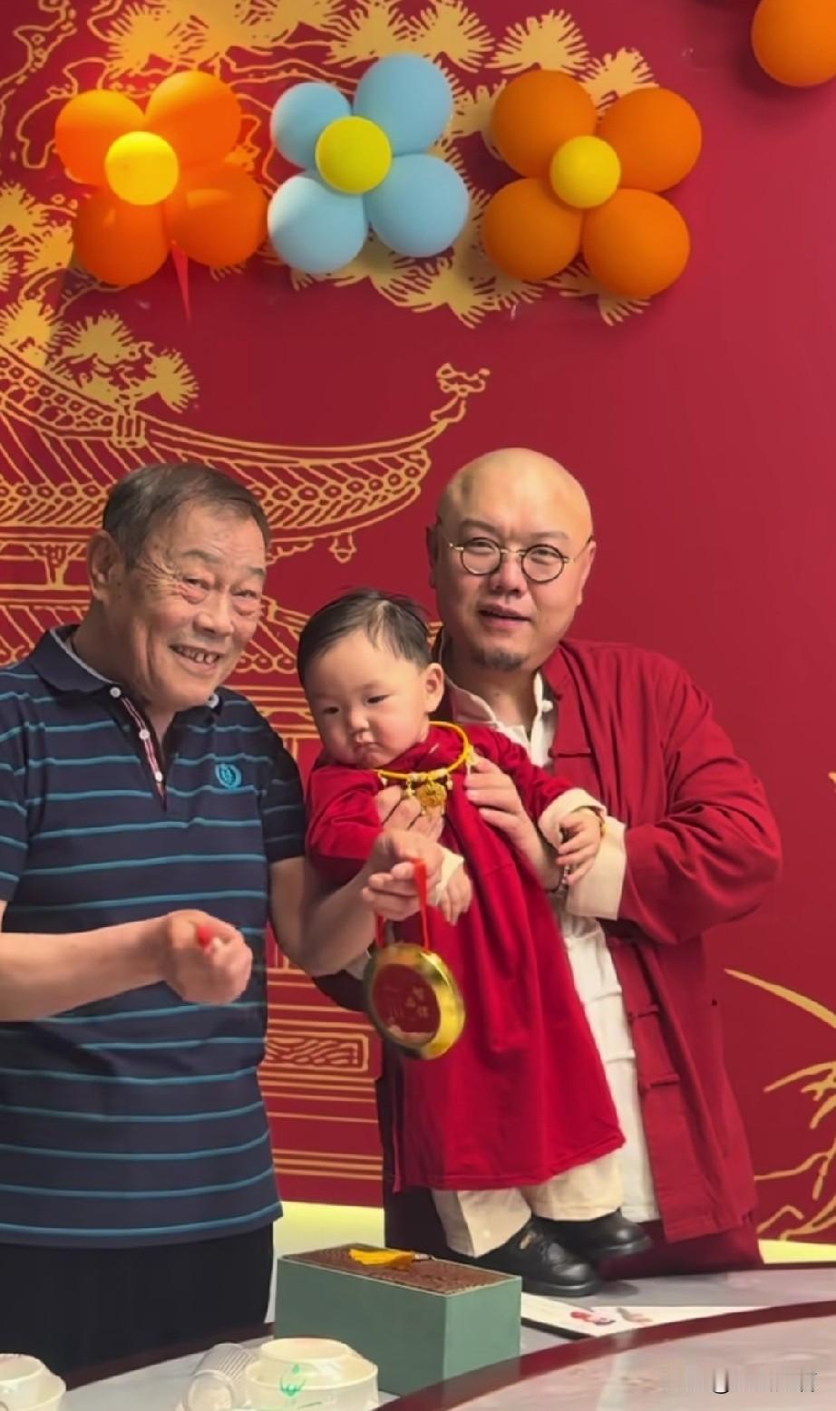 杨威的徒弟以及前助理大涌，孩子办周岁宴，自然少不了恩师的到场，还有义薄云天也去了