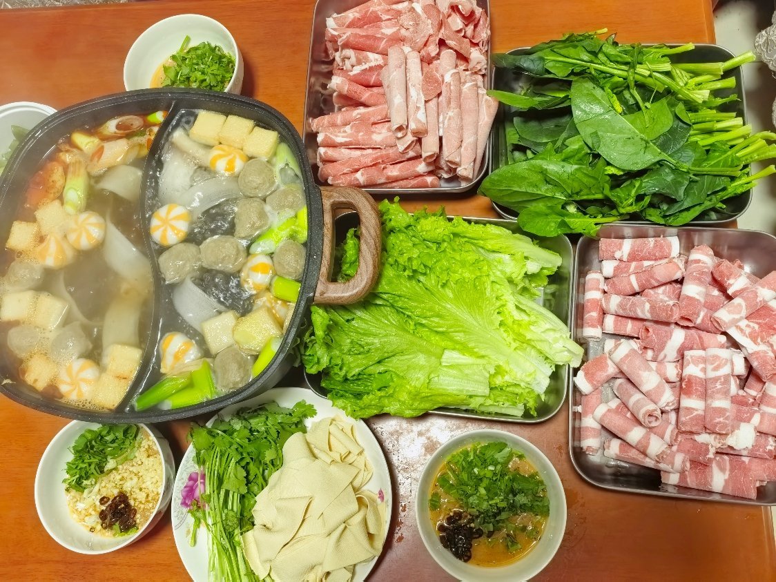 开饭吃火锅🍲，吃完带娃要从姥姥家回婆家去了呜呜！ 