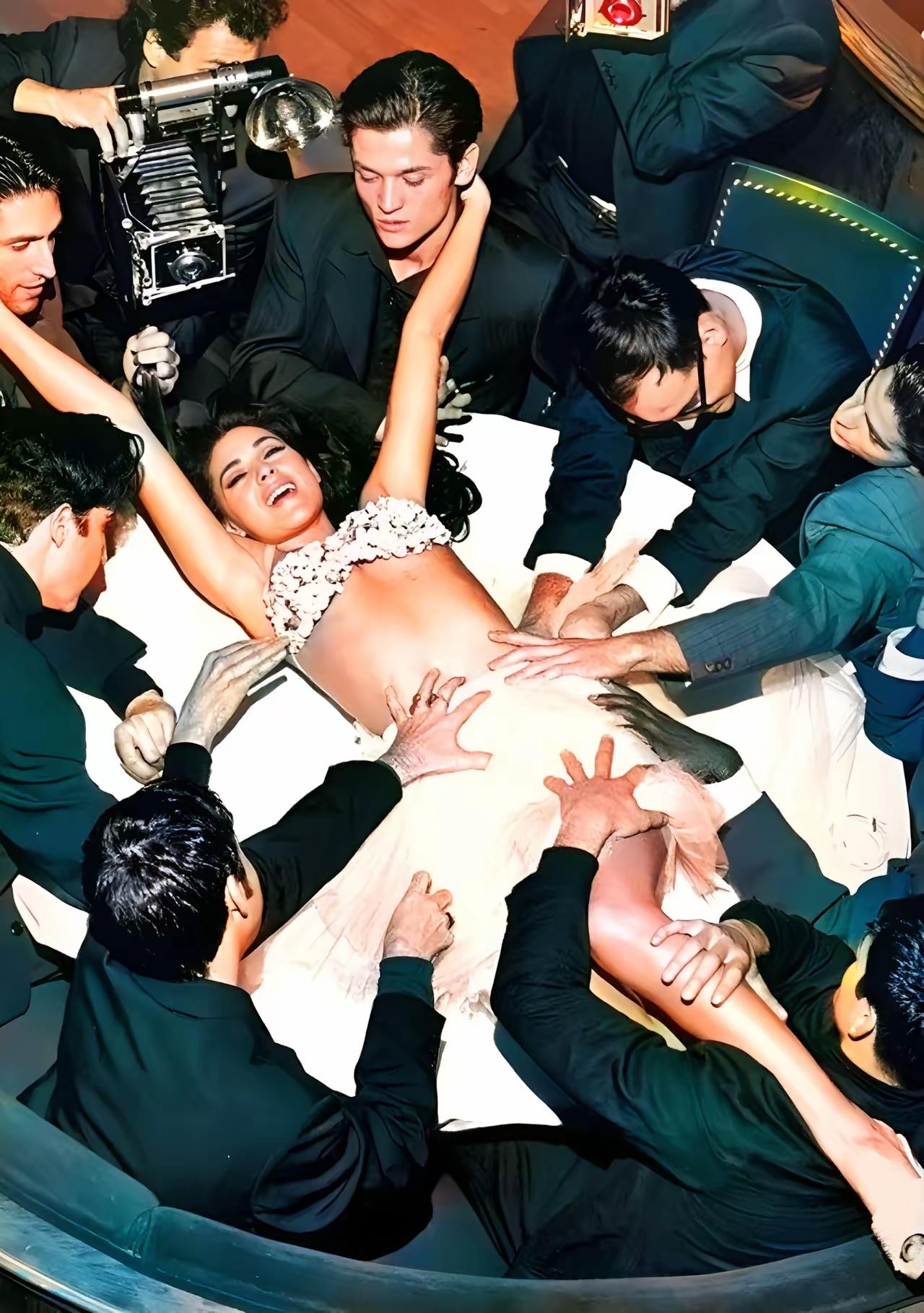 意大利国宝级性感女神莫妮卡，被称为地球上最美丽的女人。为展示其美丽，1992年，