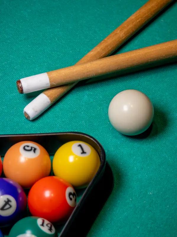 打台球看似简单，实则门道不少。好多人直线球打得挺准，可一加塞就“翻车”，准度瞬间