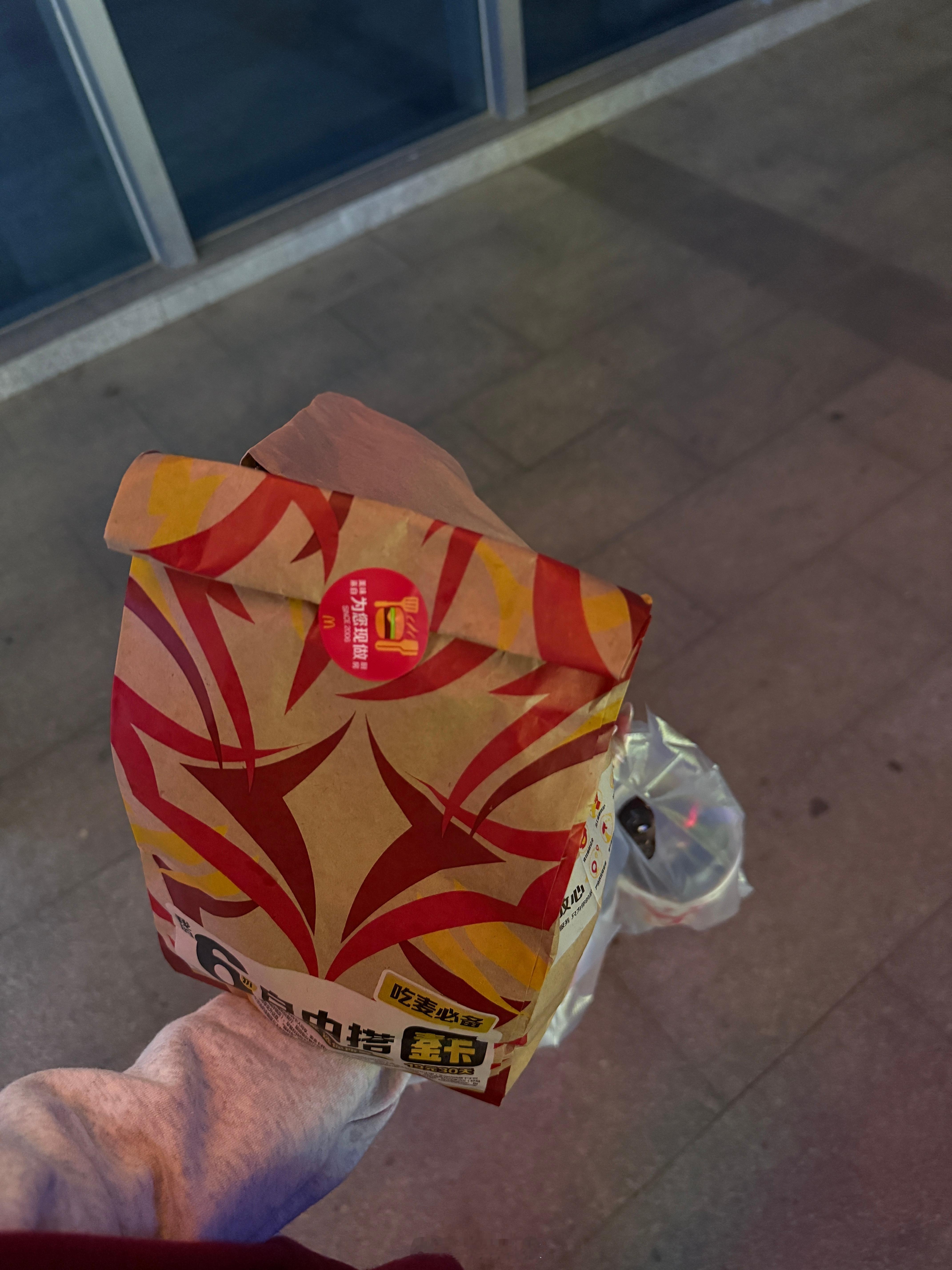 我感觉我疯了，下午吃了十个小笼包，晚上还是饿的差点晕过去，现在吃完麦当劳好多了[