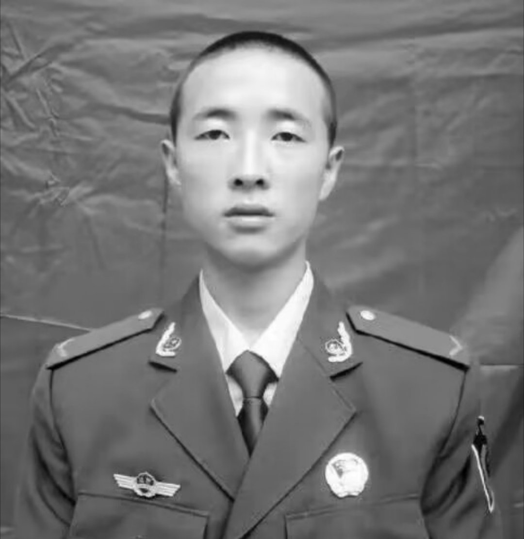 禁毒英雄姚元军。2011年8月，在抓捕毒贩的过程中，被拖坠入江中，不幸壮烈牺牲，