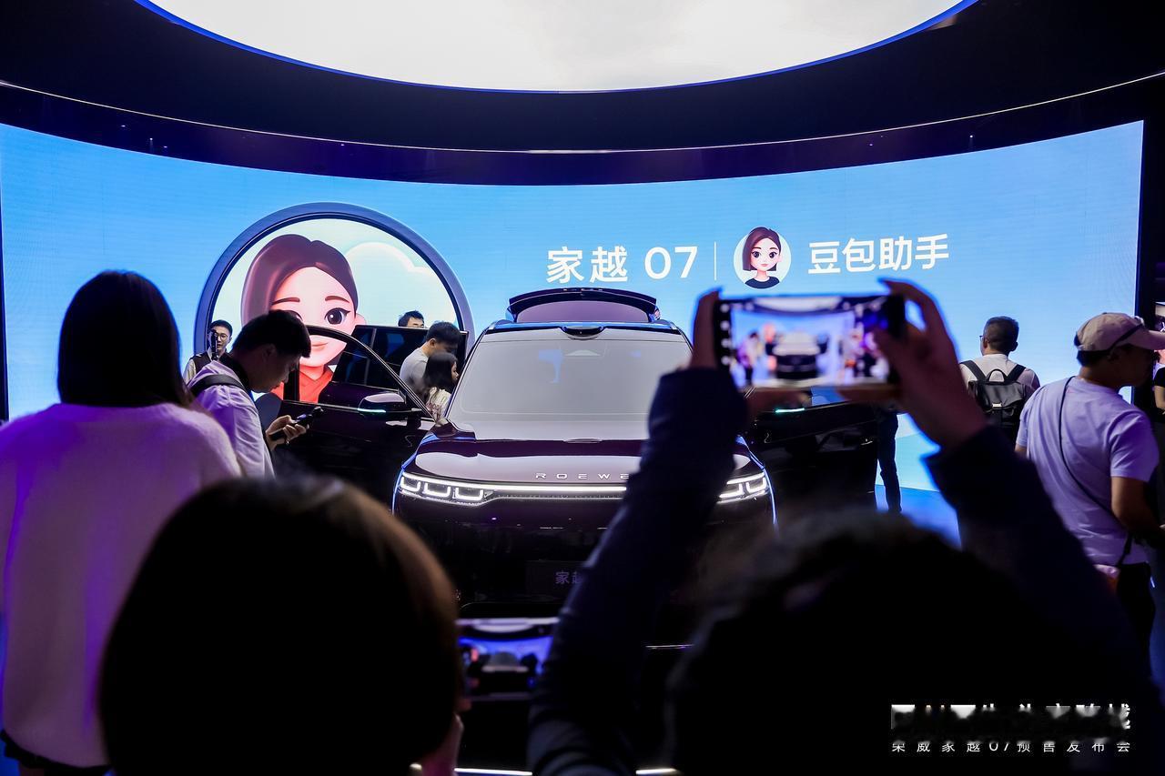 最近，家越07特别火啊，预售仅仅48小时，订单数就来到了2万。那么，它和比亚迪海