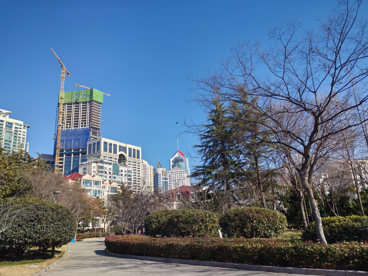 老伴退休3个月，每个月只有一份退休工资收入，他说很知足，坚决不出门打工。

每个