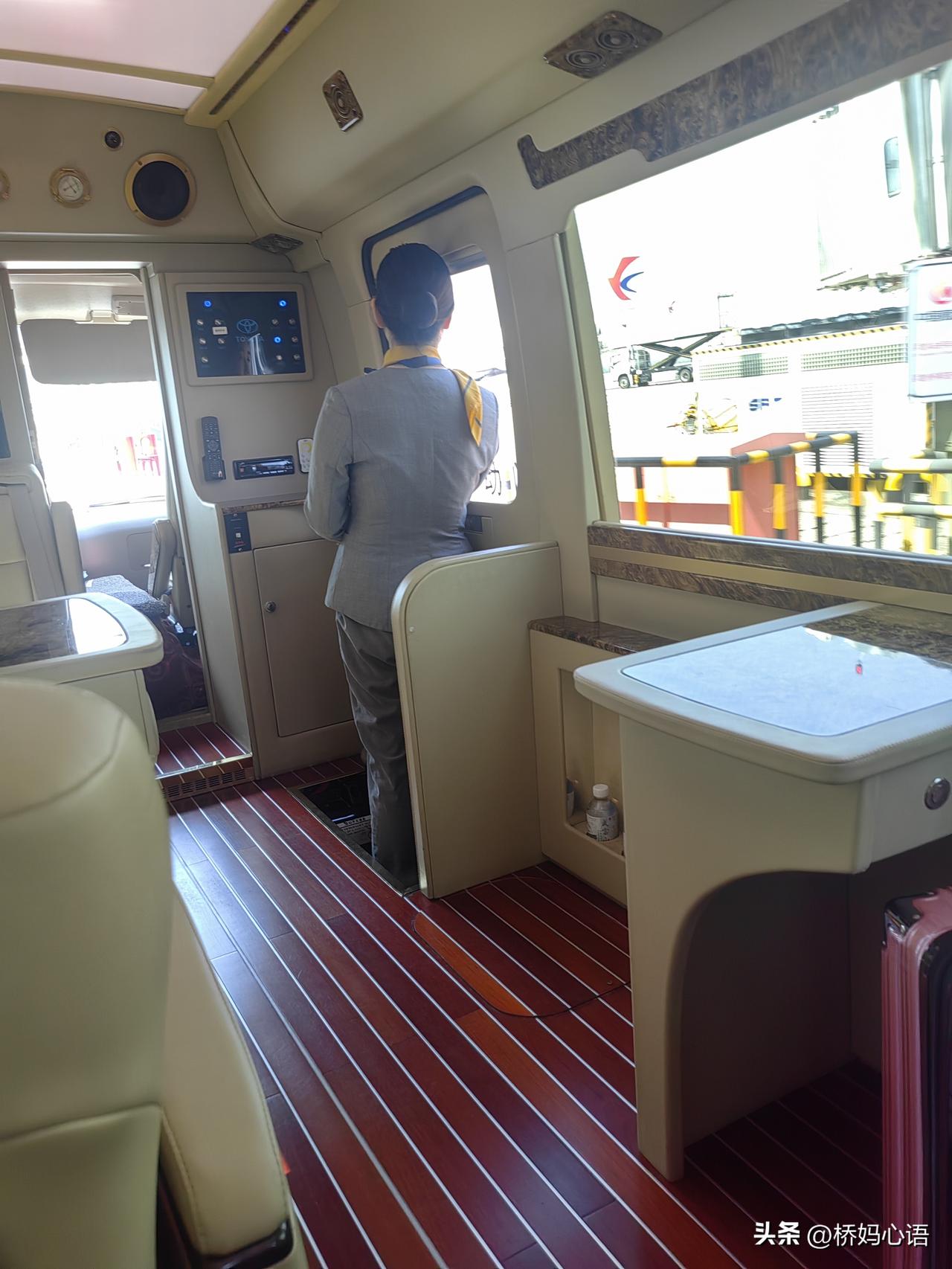 第一次享受机场贵宾卡待遇，咋感觉自己像个土老冒。

清明回湖北老家扫墓，回来的时