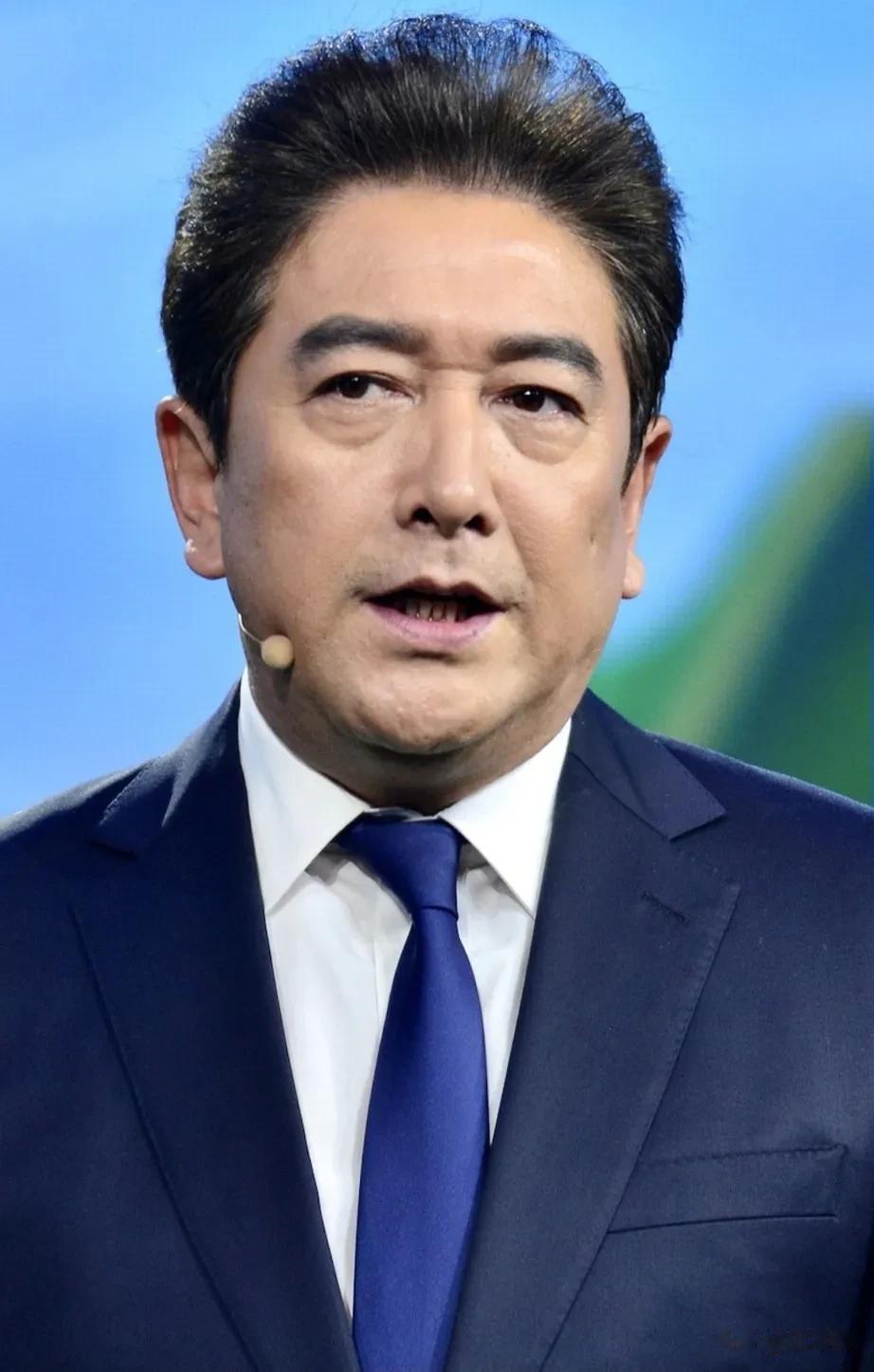 知名主持人水均益，本来有一个幸福的家庭，有漂亮的妻子、可爱的女儿，妻子瘫痪后哭着