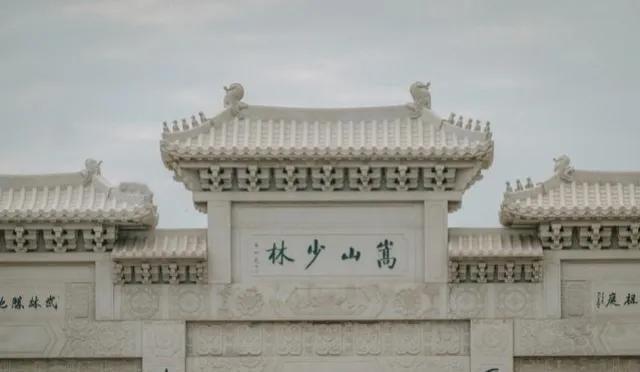 “少林寺铜钱味，越来越浓。”当寺院成为赚钱的场所，我再也不相信佛了，因为佛都被某